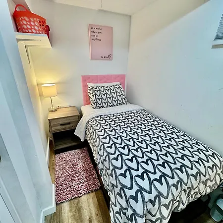 Tiny Private Room On The 1St Floor With Shared Bathroom Near Seatac Airport And Downtown Seattle